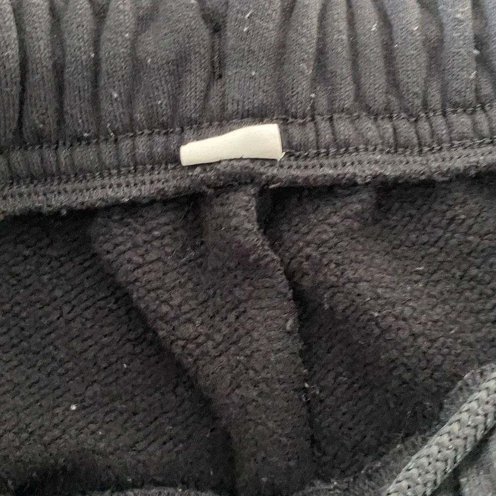 ALO Yoga Black Joggers - Picture 8 of 11